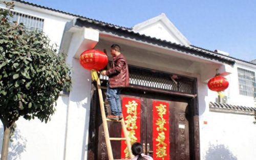 怎样贴春联正确(贴春联怎么才贴正)插图4