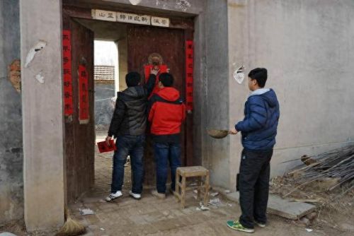 怎样贴春联正确(贴春联怎么才贴正)插图5
