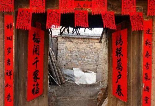 怎样贴春联正确(贴春联怎么才贴正)