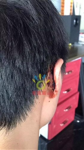 宝宝你好会夹在车上流了这么多(宝宝被妈妈夹在腋窝赶公交车)插图1