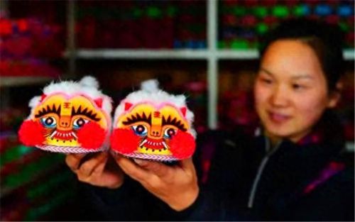 在家里做手工活(手工活串珠子8毛一串)插图1