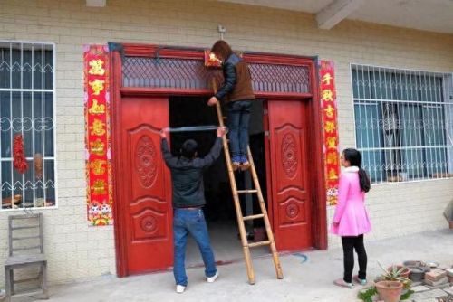 怎样贴春联正确(贴春联怎么才贴正)插图3