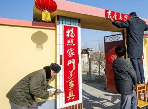 怎样贴春联正确(贴春联怎么才贴正)插图